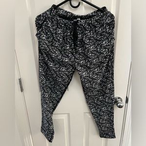 NWOT Lululemon High Rise Pants - Black, Size 6